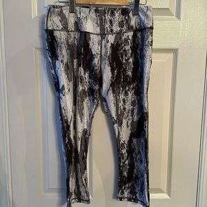 Black-and-white yoga pants